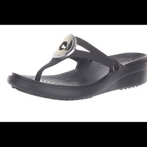 🛍Crocs women’s Sanrah Metal Block wedge sandals